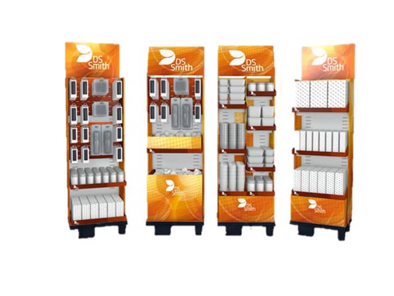 Vier Displays aus Wellpappe nebeneinanderstehend im DS Smith Design.